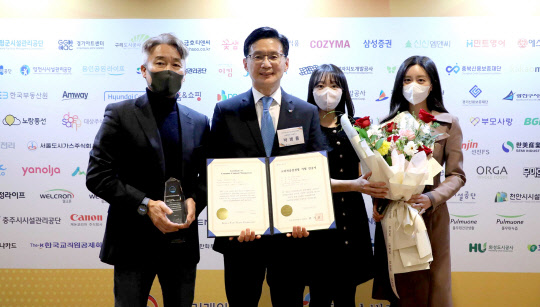 지난 9일 서울 잠실 롯데호텔에서 열린 2022년 하반기 소비자중심경영 인증 수여식에서 박병률(왼쪽 두번째) 진에어 대표가 CCM 인증서를 들고 기념 촬영을 하고 있다. 진에어 제공